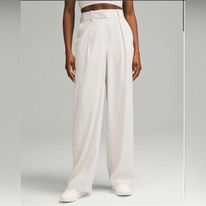 Lululemon Women’s Pleat Front Hight Rise Trousers in Bone Size 6